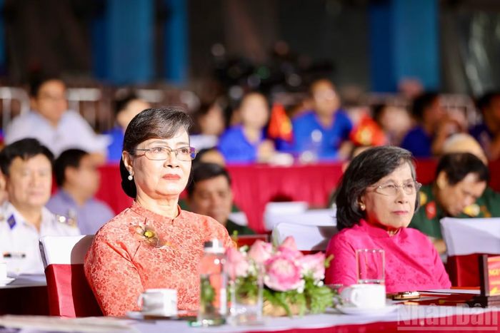 Tham dự chương trình có sự hiện diện của các lãnh đạo gắn bó với quá trình phát triển Thành phố Hồ Chí Minh qua từng giai đoạn.
