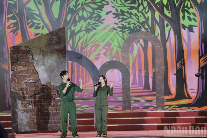 Các ca khúc ca ngợi tinh thần chiến đấu bảo vệ, xây dựng quê hương đất nước như Tình ca tuổi trẻ, Thành phố tình yêu... đã thật sự gây xúc động với nhiều người con thành phố đang thực hiện nghĩa vụ ở đầu cầu Quân cảng Cam Ranh.