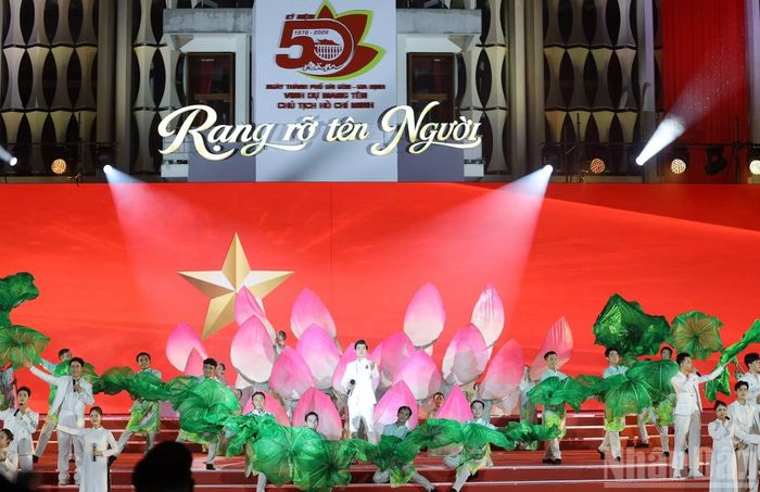 Bài hát "Ca ngợi Chủ tịch Hồ Chí Minh" do ca sĩ Đào Mác cùng vũ đoàn, chiến sĩ Bộ Tư lệnh Lăng Chủ tịch Hồ Chí Minh, cán bộ chiến sĩ Lữ đoàn 189 và Hải quân Vùng 4 đã khiến không gian nghệ thuật như rộng mở hơn.