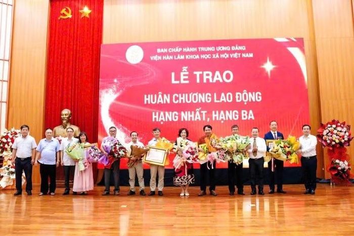 Lãnh đạo các đơn vị thuộc, trực thuộc Viện Hàn lâm tặng hoa chúc mừng các nhà khoa học được nhận Huân chương Lao động.