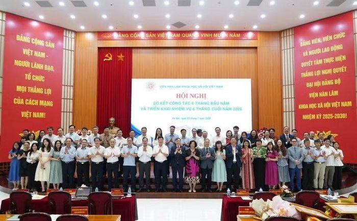 Các đại biểu chụp ảnh lưu niệm tại Hội nghị.