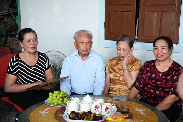 Gia đình hạnh phúc sau 53 năm tìm kiếm.