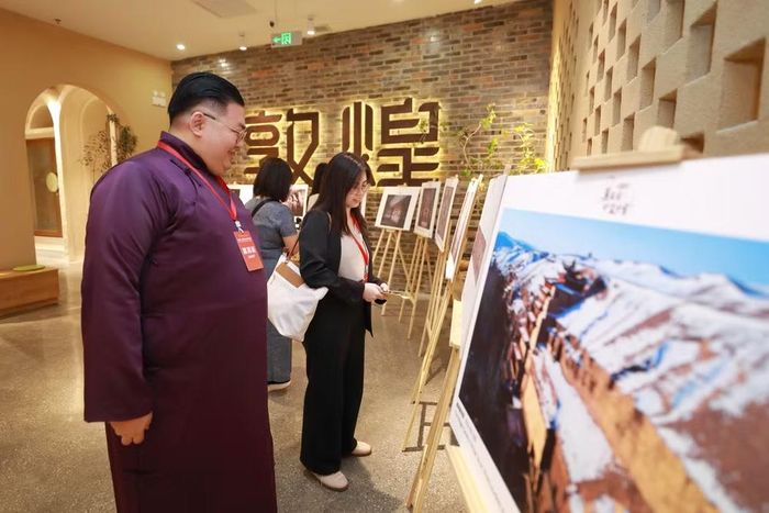 Các đại biểu tham quan triển lãm ảnh về di sản văn hóa Trung Quốc-ASEAN.