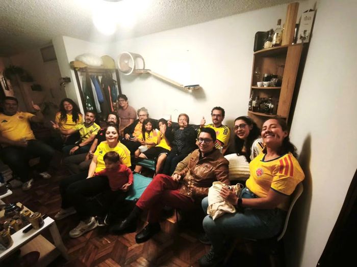 Người dân Colombia thích quây quần xem bóng đá, cổ vũ đội nhà. Ảnh nhân vật cung cấp.
