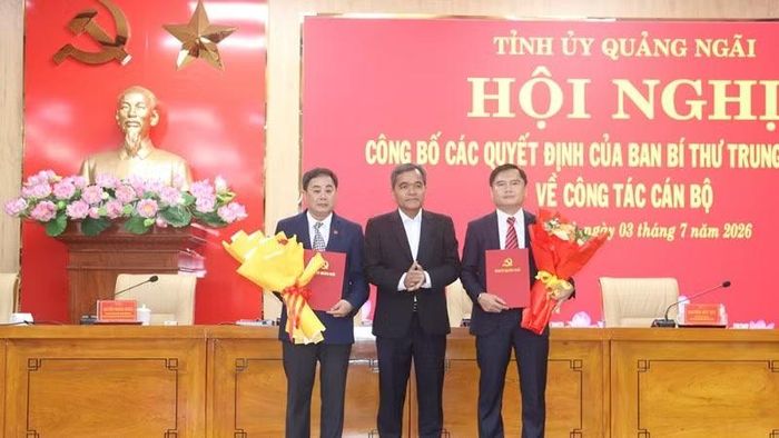Đồng chí Hồ Văn Niên, Ủy viên Trung ương Đảng, Bí thư Tỉnh ủy Quảng Ngãi trao quyết định của Ban Bí thư và tặng hoa chúc mừng đồng chí Trần Ngọc Tuấn và Trương Huy Tâm.