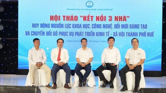 Trong khuôn khổ hội thảo, lãnh đạo thành phố cùng các đại biểu cũng đã trao đổi nhiều tham luận về giải pháp cho các bài toán lớn của thành phố Huế đang đặt ra hiện nay.