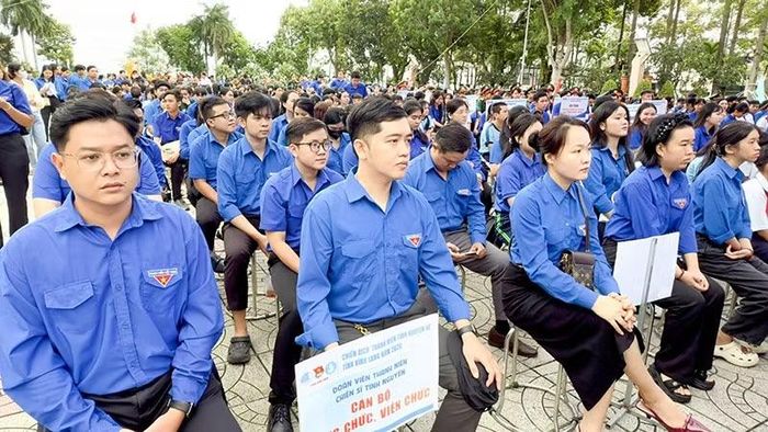 Tuổi trẻ Vĩnh Long tham gia chiến dịch tình nguyện.