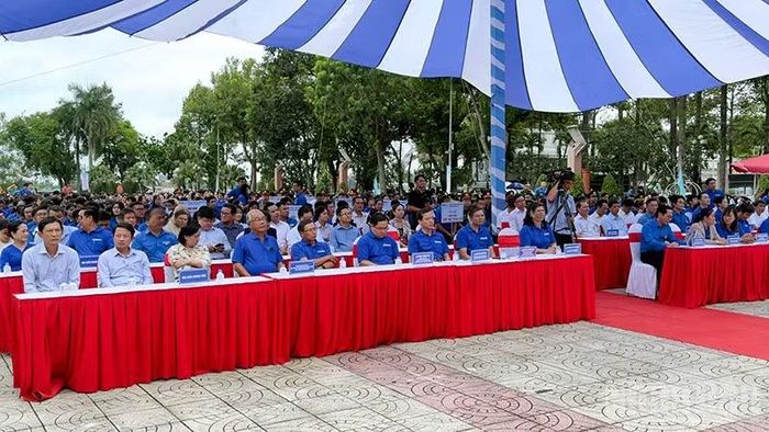 Đại biểu tham dự chương trình.