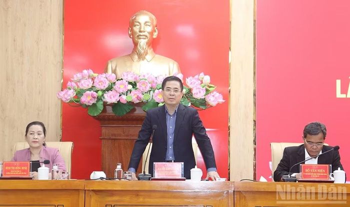 Đồng chí Nguyễn Hoàng Giang, Ủy viên Trung ương Đảng, Chủ tịch Ủy ban nhân dân tỉnh Quảng Ngãi chủ trì phiên thảo luận tình hình thực hiện nhiệm vụ 6 tháng đầu năm và nhiệm vụ trọng tâm 6 tháng cuối năm 2026.