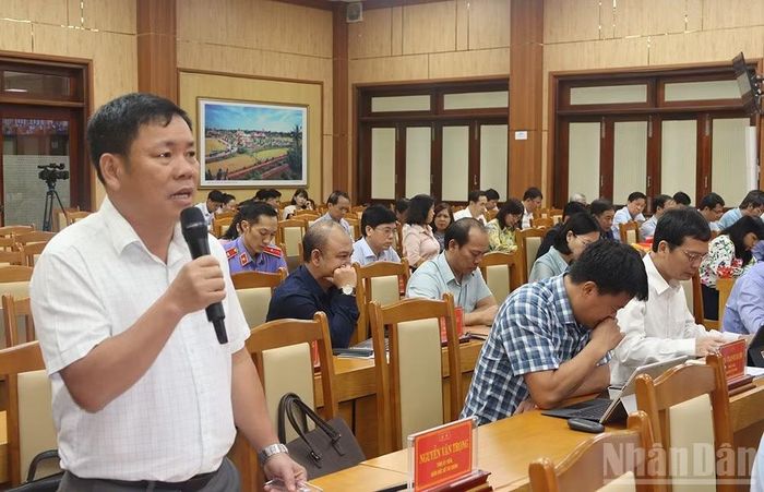 Giám đốc Sở Tài chính tỉnh Quảng Ngãi Nguyễn Văn Trọng thảo luận tình hình phát triển kinh tế-xã hội.