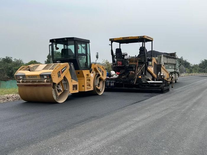 Thi công thảm nhựa tuyến đường bên đường cao tốc Hà Nội-Hải Phòng trên địa bàn tỉnh Hưng Yên.