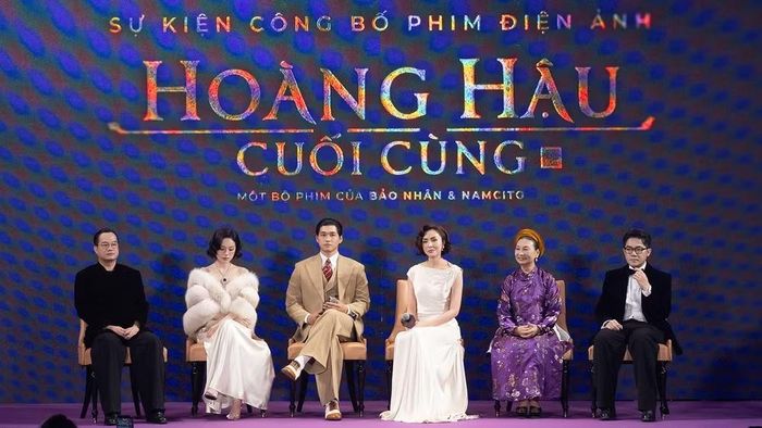 Các diễn viên chính và hai đạo diễn.
