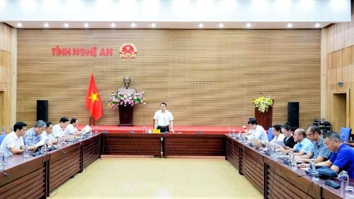 Chiều 2/7, ông Phùng Thành Vinh, Phó Chủ tịch Ủy ban nhân dân tỉnh Nghệ An chủ trì cuộc họp với các địa phương, đơn vị liên quan để bàn giải pháp giải quyết các tồn tại, vướng mắc trong công tác bồi thường, hỗ trợ, tái định cư liên quan các dự án thủy điện trên địa bàn tỉnh.