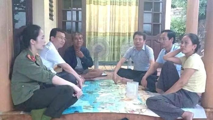 Chủ tịch Ủy ban nhân dân phường Đồng Hới Hoàng Ngọc Đan (áo sọc, ngồi giữa) và lãnh đạo phường đến từng nhà gặp gỡ, vận động người dân.
