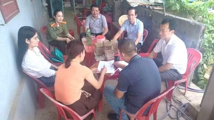 Lực lượng chức năng của phường chi trả tiền bồi thường, hỗ trợ giải phóng mặt bằng cho bà con ngay tại nhà riêng từng hộ.