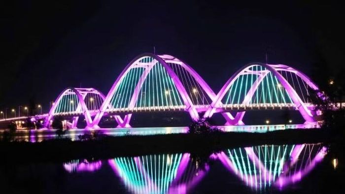 Phần cầu chính đã hoàn thành và được trang trí đèn rất đẹp nhưng do vướng mặt bằng, phần đường dẫn phía Bảo Ninh chưa có nên cầu Nhật Lệ 3 vẫn chưa được đưa vào sử dụng.