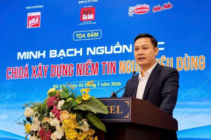 Nhà báo Hoàng Vững, Tổng Biên tập Tạp chí Tiếp thị và Gia đình phát biểu đề dẫn.