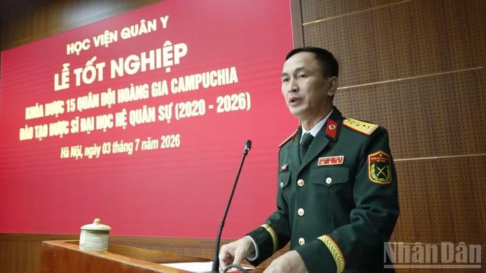 Đại tá, Giáo sư, Tiến sĩ Nguyễn Duy Bắc, Phó Giám đốc Học viện Quân y phát biểu tại lễ tốt nghiệp.