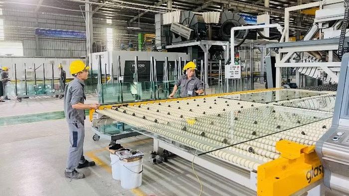 Sản xuất Nhôm kính tại một nhà máy trên địa bàn tỉnh Đồng Nai. (Ảnh: Tùng Quang)