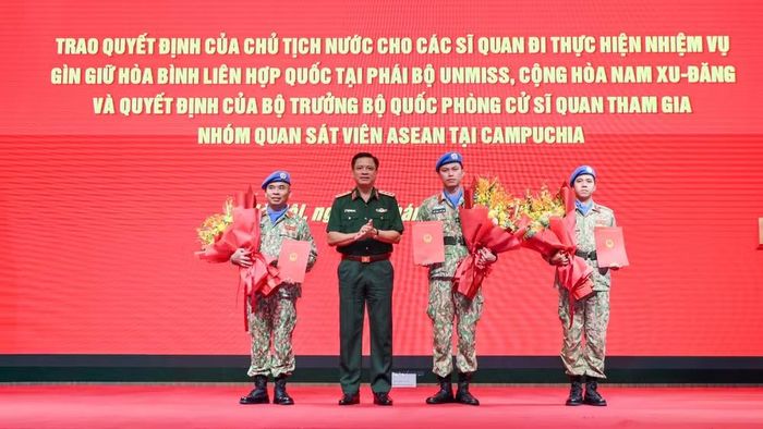 Thượng tướng Nguyễn Trường Thắng trao quyết định cho ba sĩ quan lên đường thực hiện nhiệm vụ tại Phái bộ Gìn giữ hòa bình Liên hợp quốc tại Nam Sudan (UNMISS).