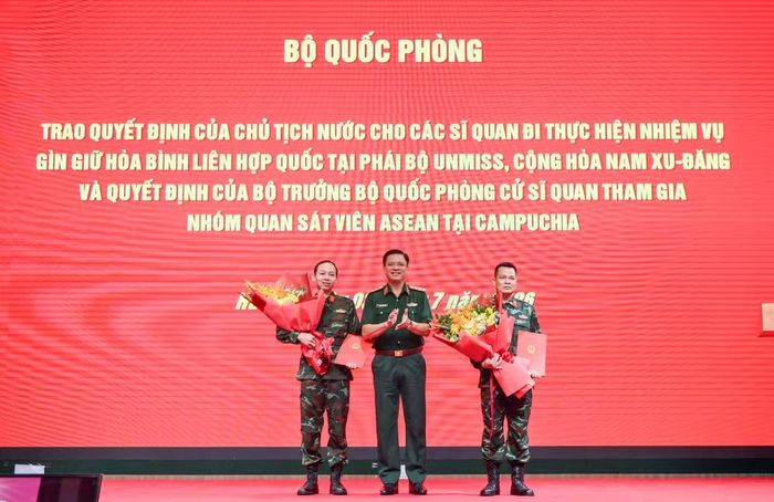 Thượng tướng Nguyễn Trường Thắng trao quyết định cho hai sĩ quan tham gia nhóm quan sát viên ASEAN tại Campuchia.