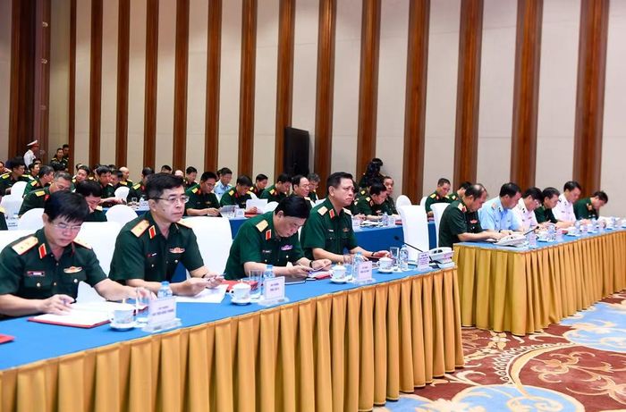 Các đại biểu dự buổi lễ.