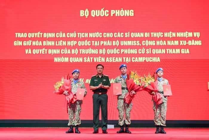 Thượng tướng Nguyễn Trường Thắng trao quyết định cho ba sĩ quan lên đường thực hiện nhiệm vụ tại Phái bộ Gìn giữ hòa bình Liên hợp quốc tại Nam Sudan (UNMISS).
