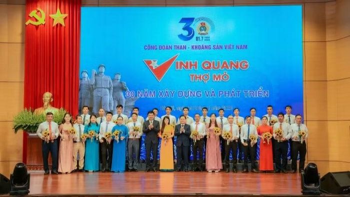 Công đoàn Than-Khoáng sản Việt Nam vinh danh thợ mỏ tiêu biểu năm 2026.