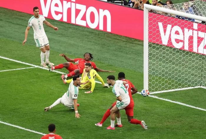 Thụy Sĩ (áo đỏ) áp đặt thế trận trước Algeria. (Ảnh: FIFA)