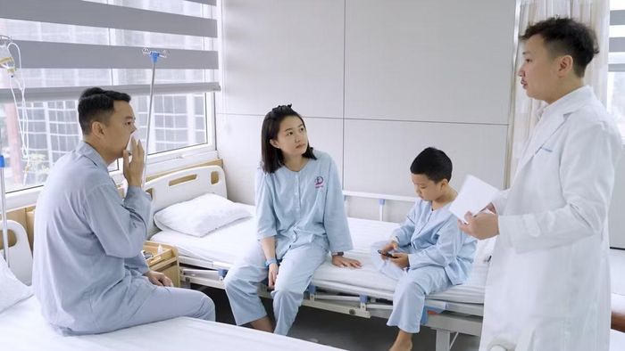 Ba ca phẫu thuật của gia đình chị Trang đều được thực hiện bằng công nghệ Coblator - kỹ thuật sử dụng sóng radio cao tần kết hợp nước muối sinh lý để tạo lớp plasma ở nhiệt độ thấp.