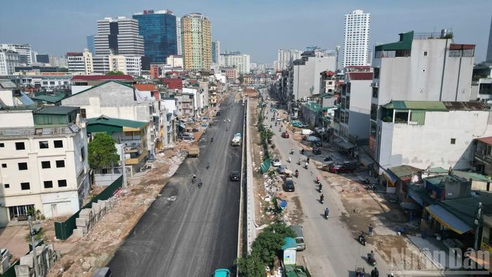 Hình ảnh đường Vành đai 1 Hoàng Cầu-Voi Phục một số đoạn đã được thảm nhựa.