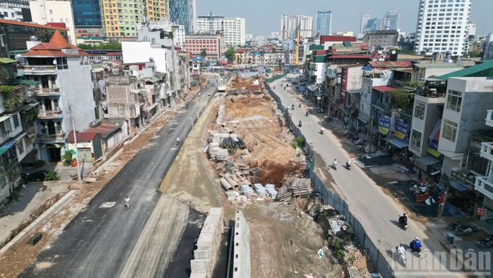 Việc thi công đồng thời hai dự án hạ tầng quy mô lớn đòi hỏi các đơn vị liên quan phối hợp chặt chẽ trong tổ chức thi công, bảo đảm tiến độ cũng như hạn chế ảnh hưởng đến giao thông đô thị.
