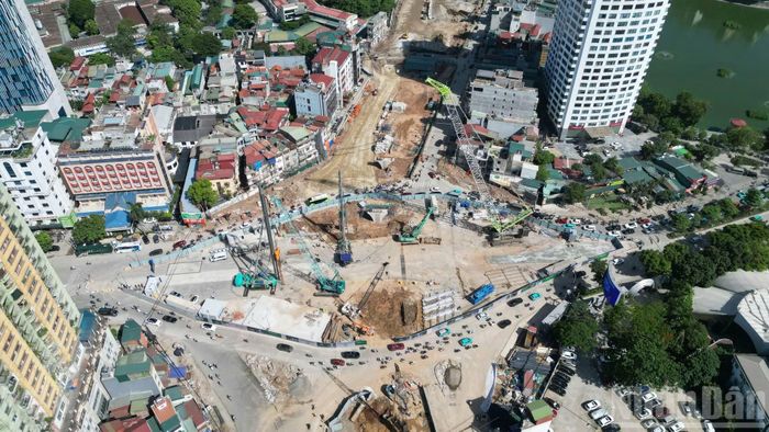 Khu vực nút giao Nguyễn Chí Thanh-La Thành hiện đang được quây rào với quy mô lớn để triển khai thi công ga S3, một trong những ga ngầm quan trọng của tuyến đường sắt đô thị số 5 Văn Cao-Ngọc Khánh-Láng-Hòa Lạc.