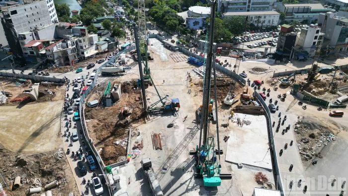 Theo ghi nhận, bên trong khu vực rào chắn, nhiều máy móc, thiết bị chuyên dụng được huy động, công nhân làm việc liên tục để triển khai các hạng mục nền móng và kết cấu ngầm.