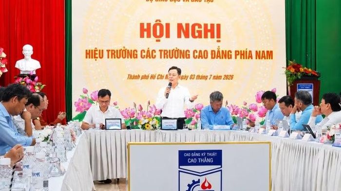 Giáo sư, Tiến sĩ Lê Quân, Thứ trưởng Giáo dục và Đào tạo phát biểu tại hội nghị.