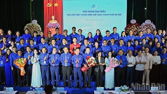 Đại diện Trung ương Đoàn, Trung ương Hội Liên hiệp thanh niên Việt Nam và các đơn vị liên quan tặng hoa chúc mừng Ủy ban Hội Liên hiệp thanh niên thành phố Hà Nội.