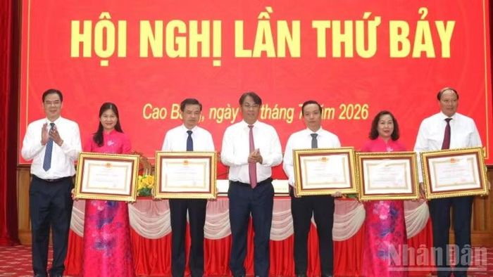 Lãnh đạo tỉnh Cao Bằng trao Huân chương lao động hạng Nhì, hạng Ba do Chủ tịch nước trao tặng cho các đồng chí có nhiều đóng góp trong công tác.