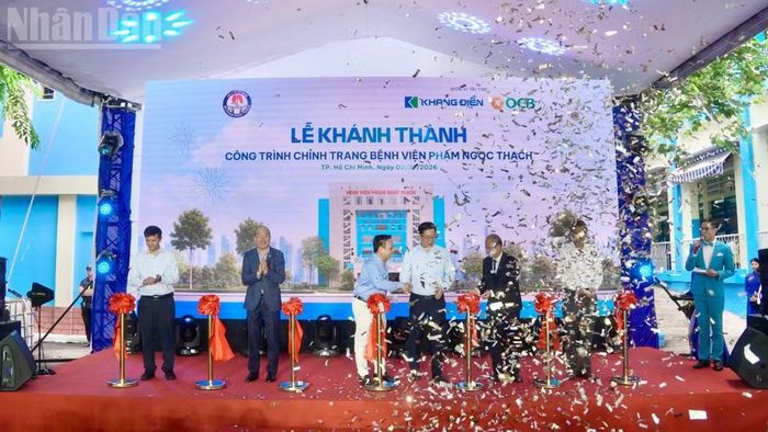 Đại biểu cắt băng khánh thành Công trình chỉnh trang Bệnh viện Phạm Ngọc Thạch.