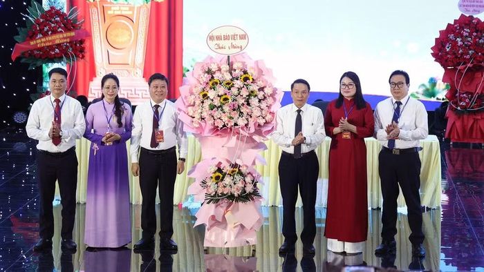 Đồng chí Nguyễn Đức Lợi, nguyên Ủy viên Trung ương Đảng, Phó Chủ tịch Thường trực Hội Nhà báo Việt Nam tặng hoa chúc mừng Đại hội.