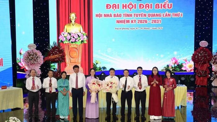 Đồng chí Nguyễn Đức Lợi, Phó Chủ tịch Thường trực Hội Nhà báo Việt Nam và đồng chí Hà Trung Kiên, Phó Chủ tịch Thường trực Ủy ban Mặt trận Tổ quốc Việt Nam tỉnh Tuyên Quang, tặng hoa chúc mừng Ban Chấp hành Hội Nhà báo tỉnh, khóa I, Nhiệm kỳ 2026-2031.