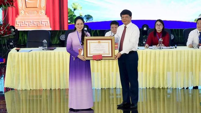 Đồng chí Hà Trung Kiên, Phó Chủ tịch Thường trực Ủy ban Mặt trận Tổ quốc Việt Nam tỉnh Tuyên Quang thừa ủy quyền Chủ tịch nước, trao Huân chương Lao động hạng 3 tặng đồng chí Tăng Thị Hà, Phó Giám đốc Báo và phát thanh, truyền hình Tuyên Quang.