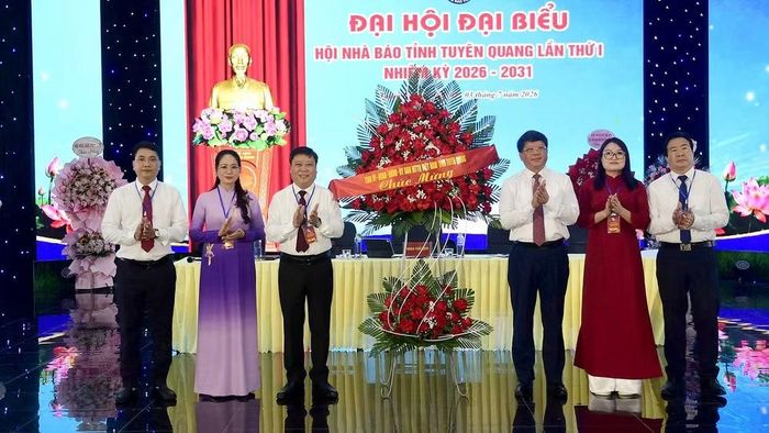 Đồng chí Hà Trung Kiên, Phó Chủ tịch Thường trực Ủy ban Mặt trận Tổ quốc Việt Nam tỉnh Tuyên Quang thay mặt lãnh đạo tỉnh tặng hoa chúc mừng Đại hội.