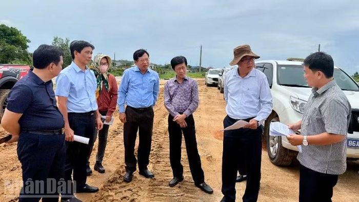 Phó Chủ tịch Ủy ban nhân dân tỉnh Lâm Đồng Nguyễn Minh đã đi kiểm tra các dự án.