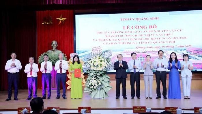  Tỉnh ủy, Hội đồng nhân dân, Ủy ban nhân dân, Ủy ban Mặt trận Tổ quốc tỉnh Quảng Ninh tặng hoa chúc mừng Nhà trường. 