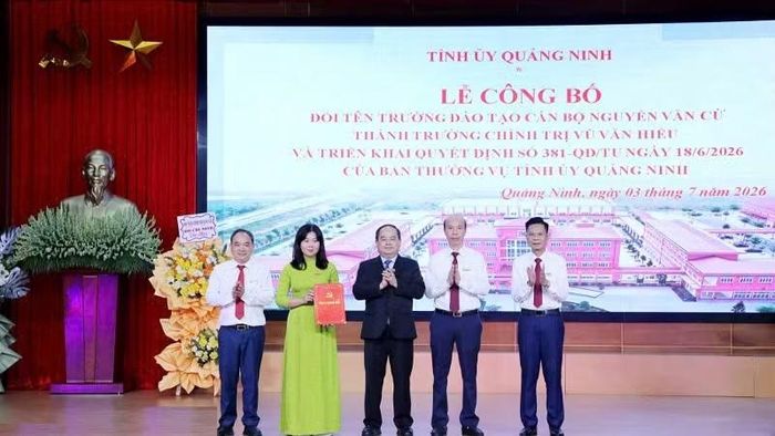 Đồng chí Quản Minh Cường, Bí thư Tỉnh ủy, Trưởng Đoàn Đại biểu Quốc hội tỉnh Quảng Ninh trao Quyết định cho Ban Giám hiệu Trường Chính trị Vũ Văn Hiếu.
