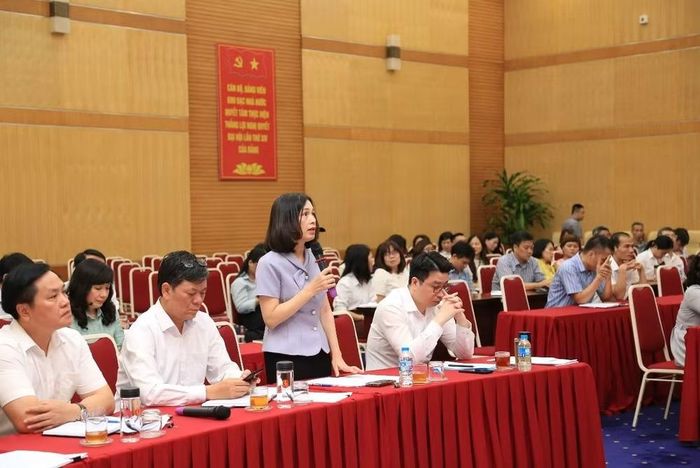 Phó Giám đốc Kho bạc Nhà nước Trần Thị Huệ điều hành phiên thảo luận tại hội nghị.