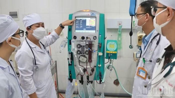 Các bác sĩ bệnh viện Đa khoa Ninh Thuận thực hiện kỹ thuật lọc máu liên tục để cấp cứu bệnh nhi.