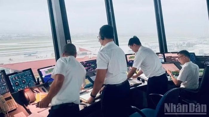 VATM đã chủ động triển khai các phương án bảo đảm điều hành bay an toàn tại Đài kiểm soát không lưu Cảng hàng không quốc tế Nội Bài trước diễn biến phức tạp của bão số 1.