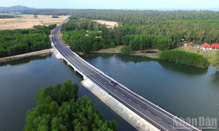Đường ven biển Dung Quất-Sa Huỳnh có ý nghĩa đặc biệt quan trọng trong kết nối không gian phát triển, tạo động lực tăng trưởng mới của tỉnh Quảng Ngãi.