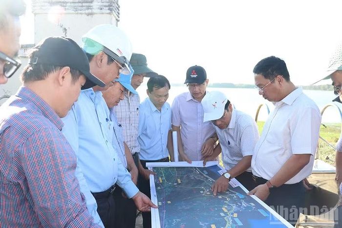 Phó Chủ tịch Ủy ban nhân dân tỉnh Quảng Ngãi Nguyễn Công Hoàng khảo sát hiện trường Dự án đường ven biển Dung Quất-Sa Huỳnh giai đoạn 3.
